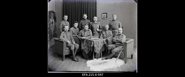 Viljandi maakonna [rahvakaitseväe] ohvitserid (istub vasakult 3. tundmatu
                    alampolkovnik).