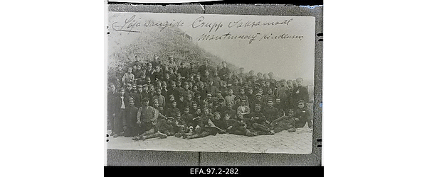 Prantsusmaa Vene ekspeditsioonikorpuse sõdurid Montmedy linnas Lorraine'i
                    regioonis. Ristiga märgitud eestlane Julius Assmann.