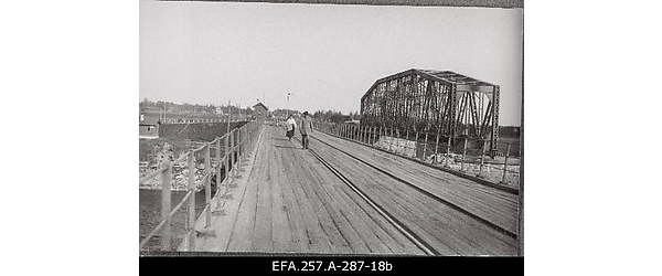 Jamburgi maantee- ja raudteesild üle Luuga jõe. Taustal 1.diviisi
                    1.sapööriroodu poolt augusti alguses 1919 purustatud raudteesild
                    (sügisel).