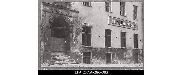 Nõukogude Vene vägede suurtükitules kannatada saanud hotell „Petersburgi“
                    hoone Narvas.