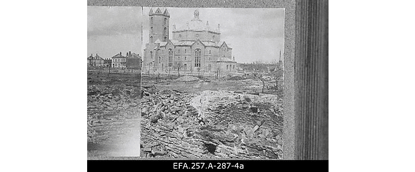 Nõukogude Vene vägede suurtükitules hävinud hoone vundament Narva
                    Aleksandri kiriku juures.