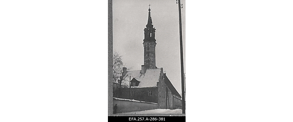 Nõukogude Vene vägede suurtükitules kannatada saanud Narva Jaani kiriku
                    tornikiiver.
