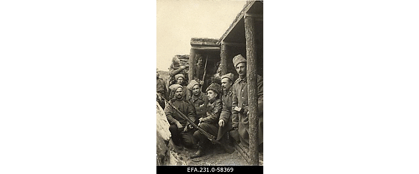 Vene sõdurid kaevikus Vene-Saksa rindel. Keskel nahkjopes
                    fotograaf-vabatahtlik Aleksander Funk Tartust.