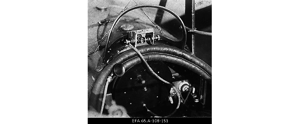 Vene 23. korpuse lennusalga lennuki “Deperdussin” kokpit koos traadita
                    telegraafiside aparaadiga.