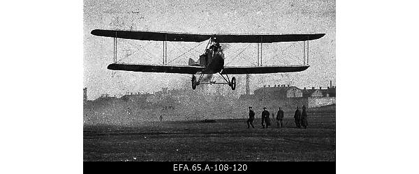 Vene 23. korpuse lennusalga lennuk “Albatros” õhku tõusmas Riia
                    lennuväljal .