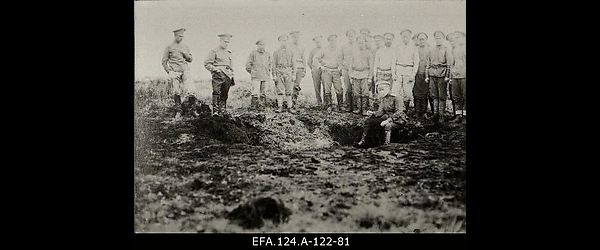 Sõdurid mürsulehtri ääres [1916].