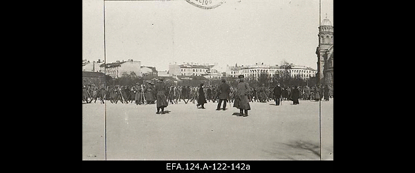 Vene 4. Vidzeme Läti küttide polk ülevaatusel Riia Esplanaadil, mai
                    1917.