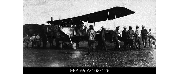 Vene 23. korpuse lennusalga lennuk “Albatros” lennuväljal enne
                    lendu.