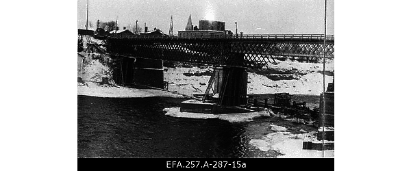 Narva parandatud raudteesild.