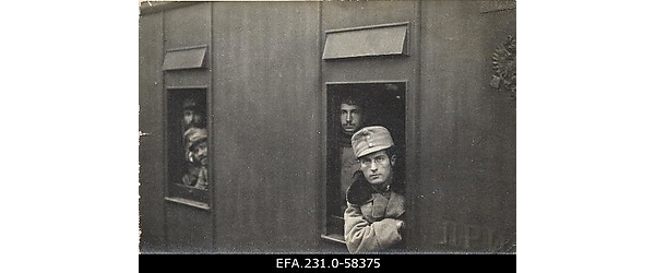 Austria sõjavangid reisirongi akendest vaatam