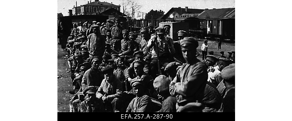 Eesti vägede poolt Karamõševo raudteejaamas vangistatud Nõukogude Vene
                    sõdurid laiarööpalisel soomusrongil nr.1 Pihkvas.