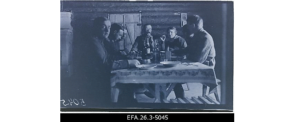 Vene 14.korpuse 12.ratsa-suurtükiväedivisjoni ohvitserid blindaažis
                    peolaua ääres istumas, laual alkoholipudelid, seltskonnas ka üks
                    naine.