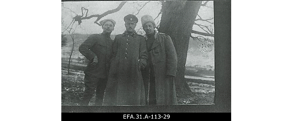 Vene 444.välilaatsareti nooremarst Johannes Vares (vasakul) koos
                    kolleegidega.