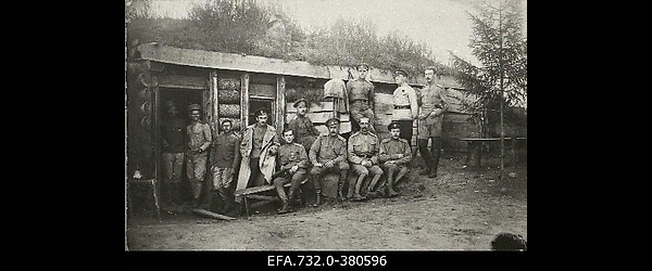 Vene 33.Jalaväediviisi 131.Tiraspoli polgu ohvitserid varjendi
                    ees.