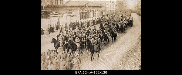 Läti küttide polk 1. mai rongkäigus Aleksandri bulvaril Riias 1. 05.
                    1917.