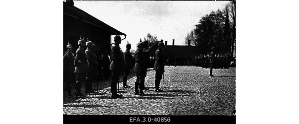 Saksa idavägede ülemjuhataja Baieri prints Leopold vastu võtmas
                    sõjaväeparaadi.