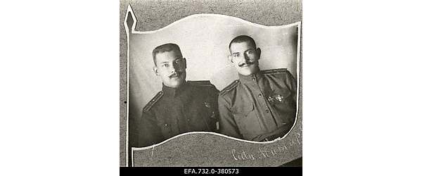 Vene 33.Jalaväediviisi 131.Tiraspoli polgu ohvitserid , 8.roodu
                    nooremohvitser lipnik Johann Ostrat (vasakul) ja alamleitnant
                    Mitartšuk.
