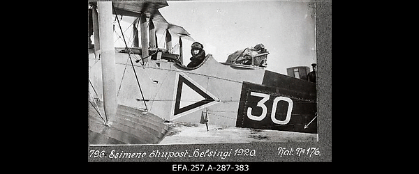 Esimese postilennuki piloot sõjaväelendur Nikolai Veelmann enne starti
                    Helsingisse Lasnamäel.