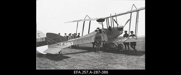 Lennuväesalga ülevaatus Lasnamäel 1919.aasta suvel. [Inglise lennuk
                    B.E.2e].