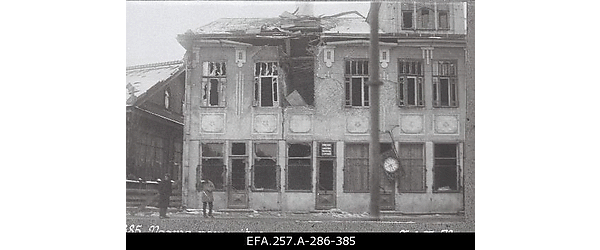 Nõukogude Vene vägede suurtükitules kannatada saanud hoone
                    Narvas.