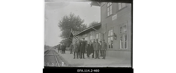Kiltsi jaamaülem Karl Masing [koos abikaasa] ja Saksa pioneeriväeosa
                    järelvaatajate ning õhutõrje õhuvaatlejatega raudteejaama perroonil.