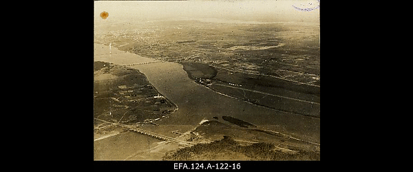 Aerofoto Daugava jõest, sildadest, Dole saarest, “Ankru” (Spilve)
                    lennuväljast ja Kiši järvest Riia lähedal [1916].