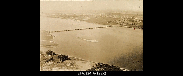 Aerofoto lennuväljast ja pontoonsillast üle Daugava jõe Kuznetsovi
                    vabriku juures Riia eeslinnas [1916].