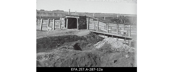Kaitserajatised Narva-Jamburgi raudteeliinil Narva lähedal 1919. aasta
                    sügisel.