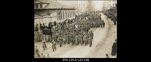 Vene 12. armee staabi autokomando 1. mai rongkäigus Aleksandri bulvaril
                    Riias 1. 05. 1917.