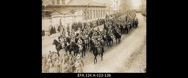 Vene ratsaväelased 1. mai rongkaäigus Aleksandri bulvaril Riias 1. 05.
                    1917.
