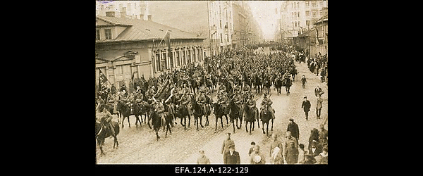 Vene ratsaväelased 1. mai rongkäigus Aleksandri bulvaril Riias 1. 05.
                    1917.