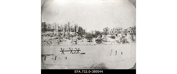 Lahingutegevuse käigus purustatud Lennewardeni (Lielvarde) kirik
                    (vasakul) ja mõisa peahoone Daugava jõe ääres.