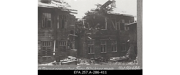Nõukogude Vene vägede suurtükitules mürsutabamuse saanud hoone Narva
                    turuplatsi lähedal.