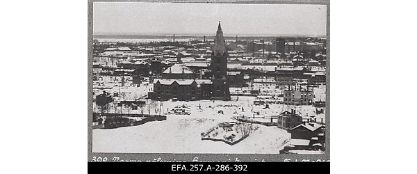 Üldvaade Hermanni kindluse tornist Nõukogude Vene vägede poolt Narva
                    pommitamisel kannatada saanud linnaosale.