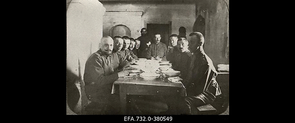 Vene 33.Jalaväediviisi 131.Tiraspoli polgu ohvitserid lõunalauas Purini
                    [Purinši?] talus.
