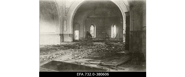 Lahingutegevuse käigus purustatud kiriku sisemus Kurtenhofis (Kurtu
                    muiža, Salaspils).