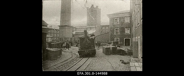 Sindi vabriku hoov 1918.a. (saksa okupatsiooniperiood, kui vabriku
                    sisseseade oli osaliselt kastidesse pakitud äraviimiseks).