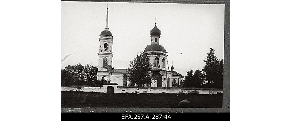 Suurtükitules kannatada saanud Troitski küla vene õigeusu kirik
                    Pihkvamaal. Näha piirdemüüri raiutud laskeavad.