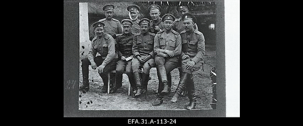 Vene 444.välilaatsareti nooremarst Johannes Vares (tagareas paremalt
                    teine) koos [5.Gorždinski piirivalvebrigaadi] ohvitseridega.