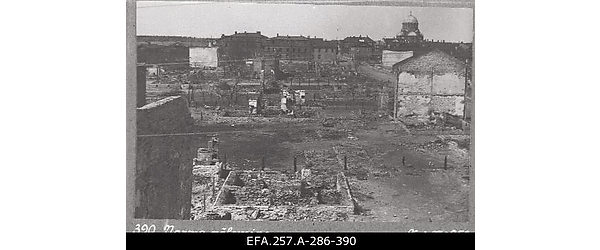 Nõukogude Vene vägede poolt Narva pommitamisel purustatud hoonete
                    varemed.