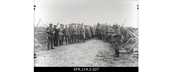 Saksa sõdurid koos kohalike elanikega.