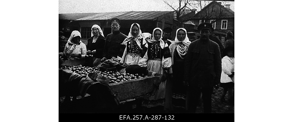 Petseri turul. Vasakult teine 2.diviisi Petseri haavatute
                    evakuatsioonipunkti tundmatu halastajaõde, kolmas evakuatsioonipunkti nooremarst
                    Arthur Amon, paremal [fotograaf Karl Akel] 1919. aasta kevadel.