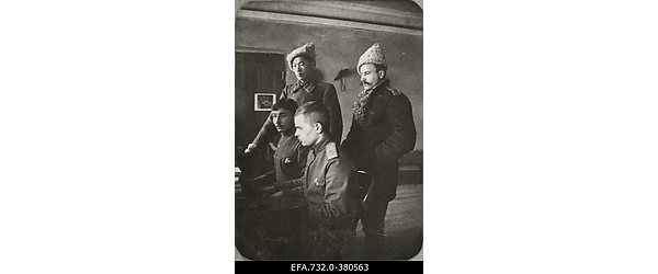 Vene 33.Jalaväediviisi 131.Tiraspoli polgu ohvitserid klaverit mängimas
                    Jaun-Dzilna talus.