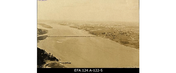 Aerofoto pontoonsillast üle Daugava jõe lennuvälja ja Kuznetsovi vabriku
                    juures Riia eeslinnas [1916].