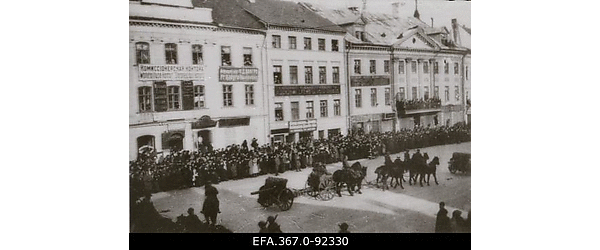 Saksa suurtükiväeosa Raekoja platsil pärast linna sisenemist.