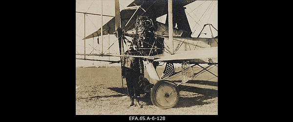 Vene 23.korpuse lennusalga tundmatu lendur lennuki “Voisin”
                    juures.