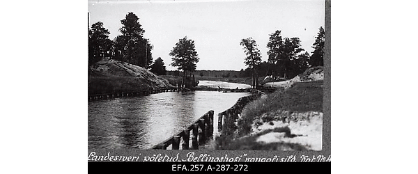 Landeswehri poolt põletatud Bukulti (Bellenhof) kanali sild Riia
                    lähedal.