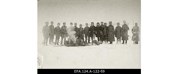Vene 23. korpuse lennusalga lendurid ja mehhaanikud [jaanuar
                    1917].