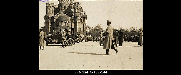 Vene Grenaderikorpuse ülem kindralleitnant Dmitri Parski seismas lahtises
                    sõiduautos Riia Esplanaadil, mai 1917.