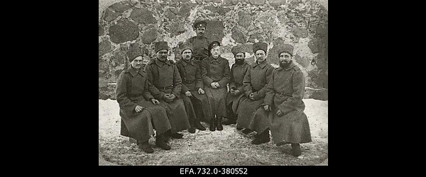 Vene 12.armee 131.Tiraspoli jalaväepolgu 1.pataljoni ohvitseride
                    kantiinis teenivad alamväelased koos staabikapten Lebedinskiga (istub
                    keskel).